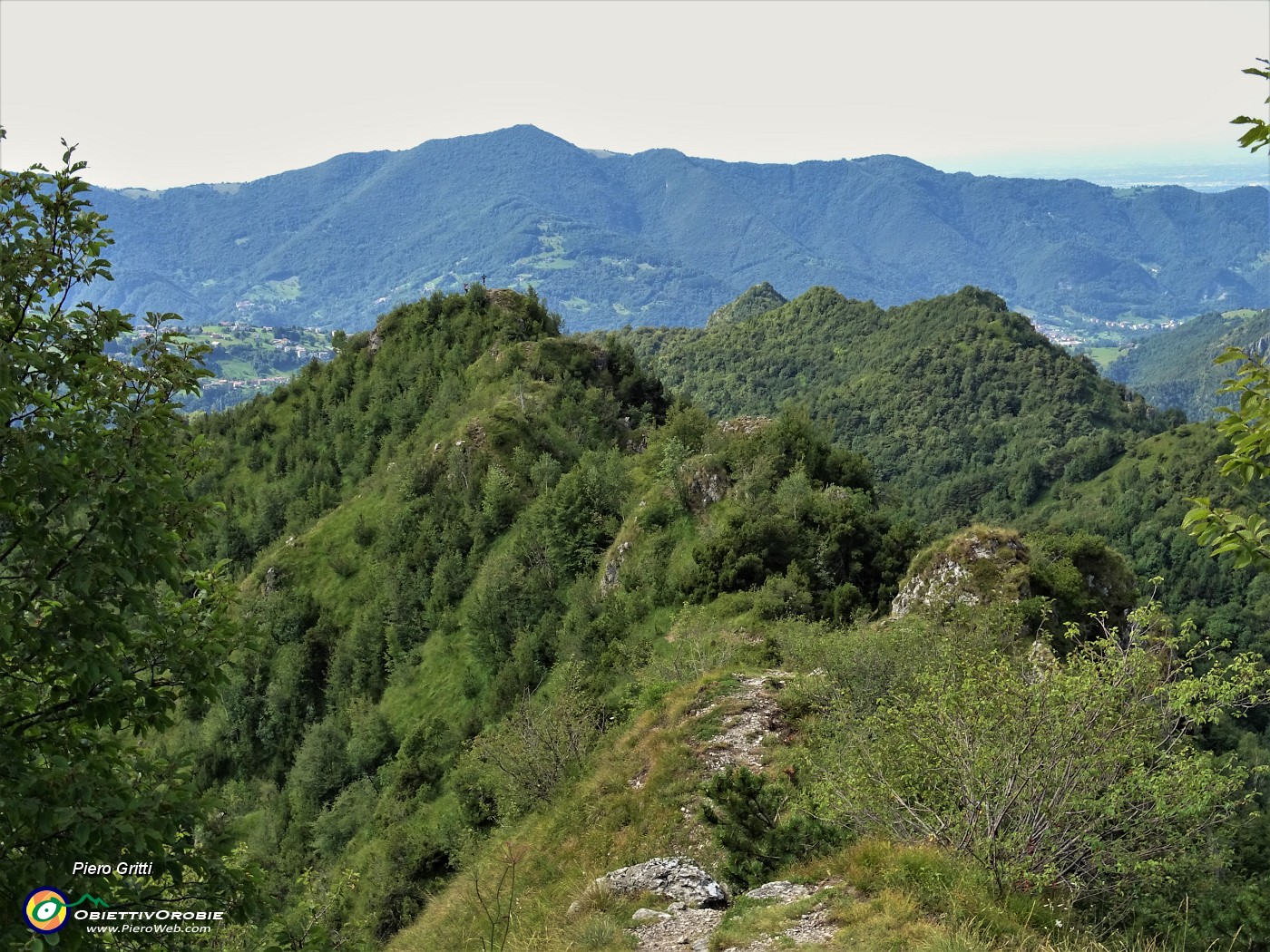 46 Il sent. 561 prosegue verso l'anticima sud del Pizzo Rabbioso con la bella croce.JPG